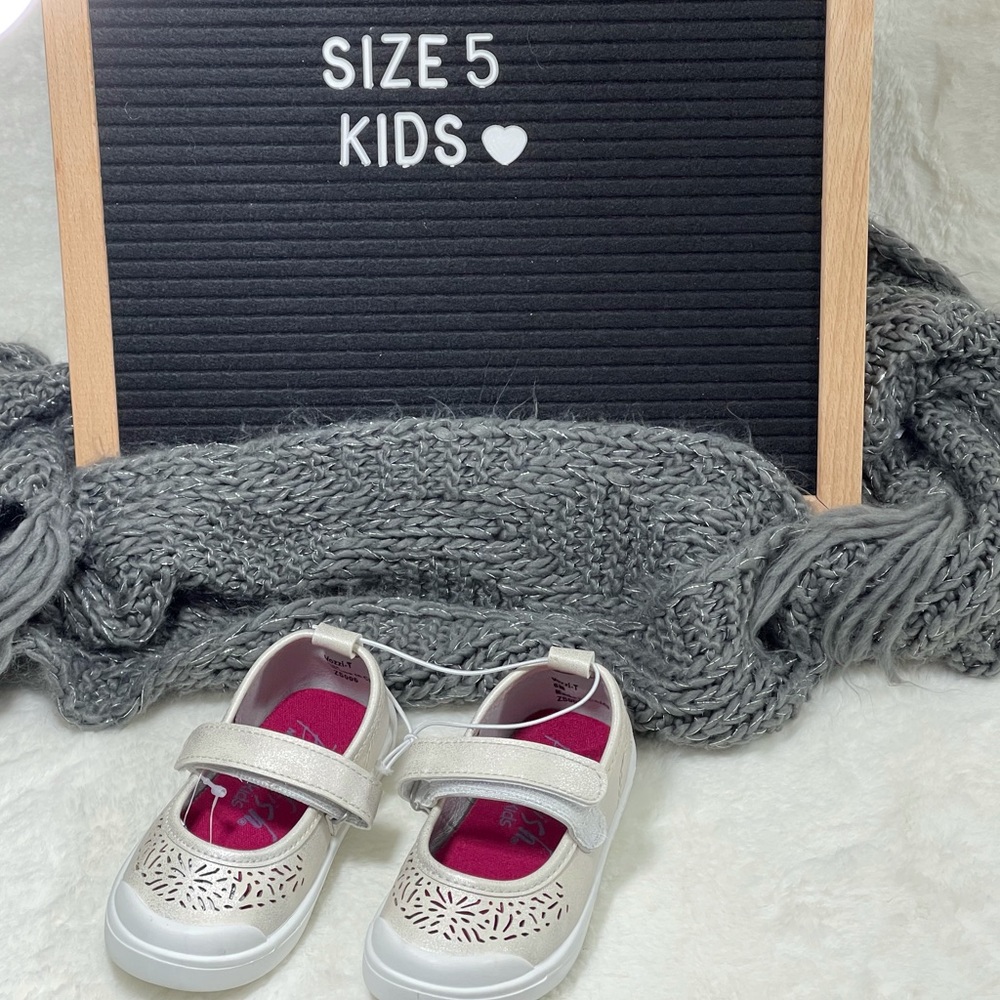 BNWOT Kids canvas shoe size 5